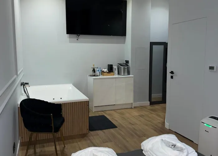 Grey Prywatne Jacuzzi Miodowa * كراكوفيا